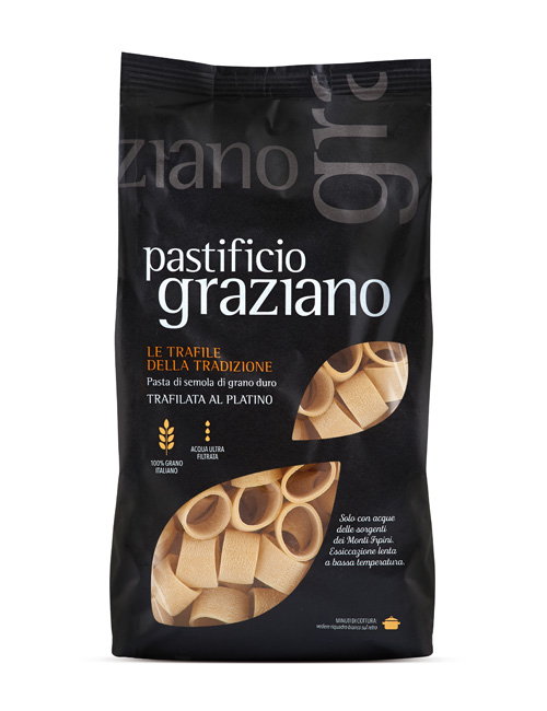 Pastificio Graziano Pennoni lisci trafila in argento Territorio e Tradizione Il Pastificio Graziano Pennoni lisci trafila in argento è nato da una passione antica. Si trova a Manocalzati all’ombra dei Monti Picentini, ambiente naturalistico della nostra verde Irpinia. La pasta, lavorata secondo le antiche tradizioni dei maestri pastai napoletani, ricalca i metodi classici, conservando le peculiarità della terra d’origine. L’amore per il territorio e per la sua cultura alimentare, si concretizza in una pasta genuina di alta qualità esclusivamente nei formati speciali e tipici regionali utilizzando materie prime locali. La trafilatura - Pastificio Graziano Pennoni lisci trafila in argento L’antica ricetta della pasta Graziano segue scrupolosamente il metodo di lavorazione degli storici artigiani di Gragnano. La trafilatura al bronzo e la lenta essiccazione per almeno due giorni a bassa temperatura, conferisce un gusto particolare e porosità alla pasta. Questo metodo permette di ottenere una pasta dal profumo e dal gusto genuino. Ma siamo andati più in là! La volontà di dare al consumatore un prodotto sempre migliore, ci ha spinto ad avviare una collaborazione prestigiosa con i Laboratori del Dipartimento di Chimica ” A. Zambelli” dell’Università degli Studi di Salerno. Il frutto di questa ricerca scientifica e della successiva sperimentazione è stato il brevetto di nuove esclusive trafile, all’avanguardia, che prevedono l’utilizzo di platino e argento come componenti principali. Questa importante innovazione, consente di limitare l’usura dei materiali delle trafile, con conseguente sensibile diminuzione delle scorie, migliorando l’aspetto termico dell’estrusione e garantire la massima uniformità della pasta. Il Pastificio Graziano Pennoni lisci trafila in argento ne suggerisce l’utilizzo in ricette particolarmente saporite e corpose. Per esempio il ragù di carne, dal gusto deciso. Passione e dedizione sono ingredienti essenziali per una buona pasta. I nostri pastai controllano ogni fase di produzione per garantire al consumatore un prodotto dalla qualità ineccepibile